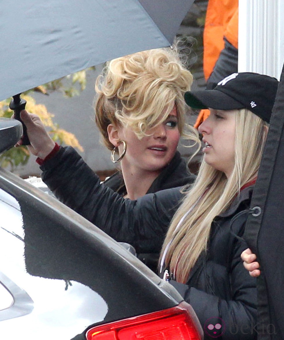 Jennifer Lawrence con un look de los años 70 en el set de rodaje