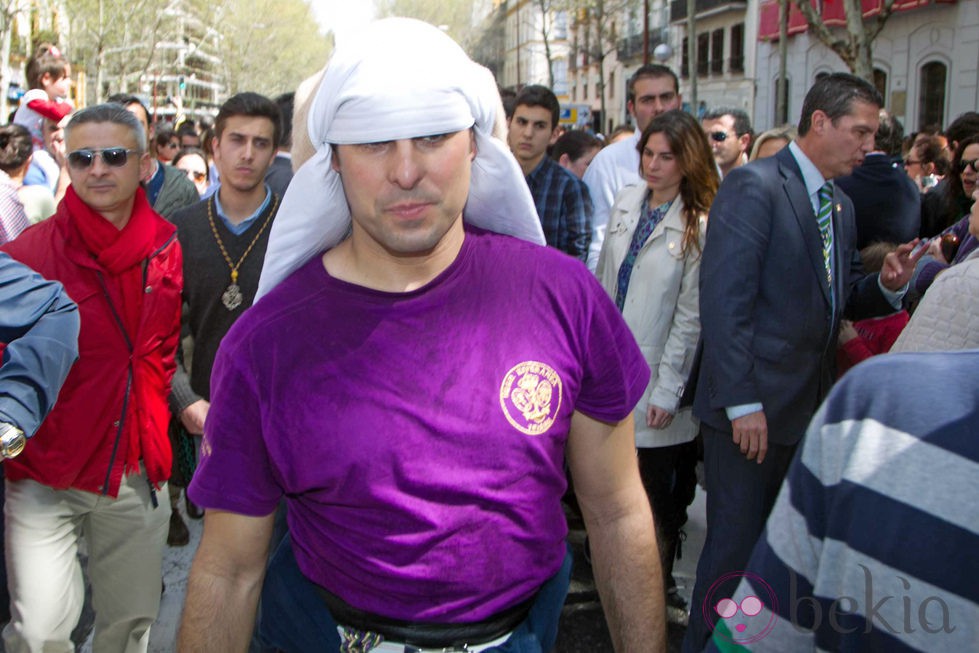 Fran Rivera vestido de costalero del Cristo de las Tres Caídas en Sevilla