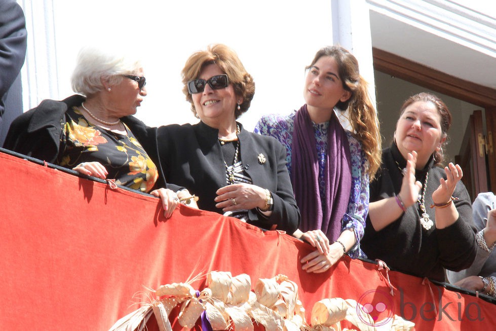 Lourdes Montes viendo las procesiones de la Semana Santa de Sevilla