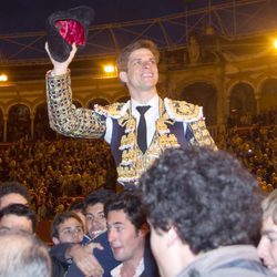 El Juli sale por la Puerta Grande en la Corrida de Resurrección de Sevilla