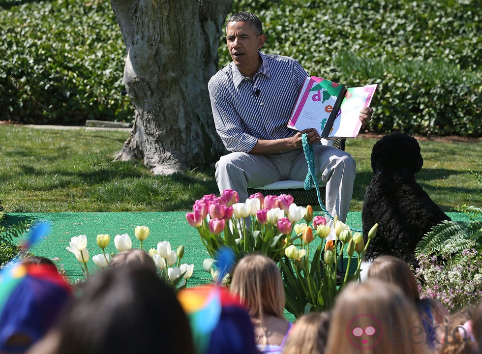 Barack Obama leyendo cuentos a un grupo de niños para celebrar el Día de Pascua 2013