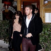 Pilar Rubio y Sergio Ramos cogidos de la mano a la salida de un restaurante