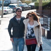 Pilar Rubio y Sergio Ramos paseando abrazados por Madrid