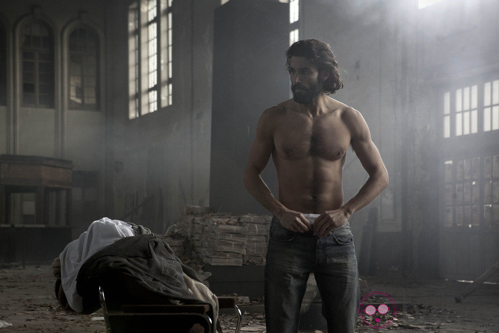 Álex García con el torso desnudo en 'Kamikaze'