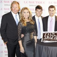 Norma Duval con Mathias Khun y sus hijos celebrando su 57 cumpleaños