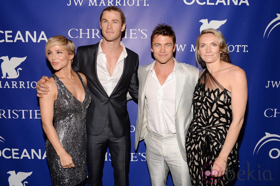 Elsa Pataky, Chris Hemsworth, Luke Hemsworth y su mujer Samantha en la gala Oceana Ball 2013