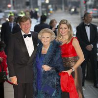 Beatriz, Guillermo y Máxima de Holanda en el Jubileo del Royal Concert Building