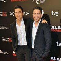 Álex González y Miguel Ángel Silvestre en el estreno de 'Alacrán enamorado' en Madrid