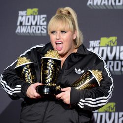 Rebel Wilson rodeada de premios en los MTV Movie Awards 2013