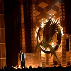 Liam Hemsworth junto al logo de 'En llamas' en los MTV Movie Awards 2013