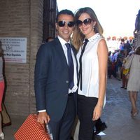 Víctor Puerto y Noelia Margoton en una corrida de toros de la Feria de Abril 2013