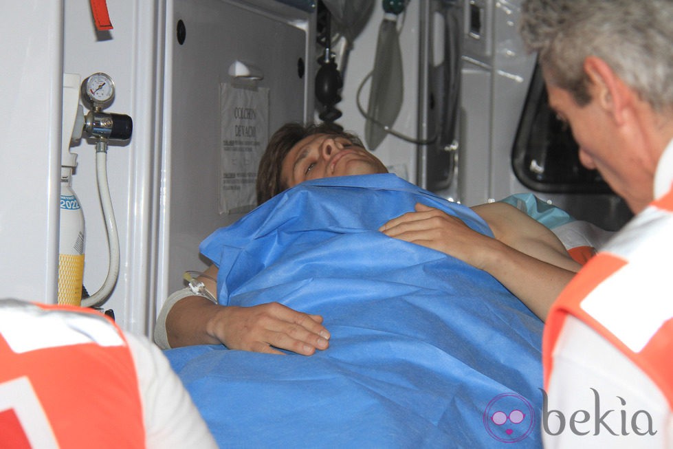 'El Juli' en camilla tras la cogida sufrida en La Maestranza