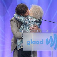 Alex Pettyfer y Betty White besándose en los Glaad Media Awards 2013