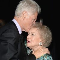 Bill Clinton besa a Betty White en los Glaad Media Awards 2013