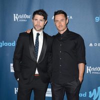 Matt Dallas y Blue Hamilton en los Glaad Media Awards 2013 en Los Angeles