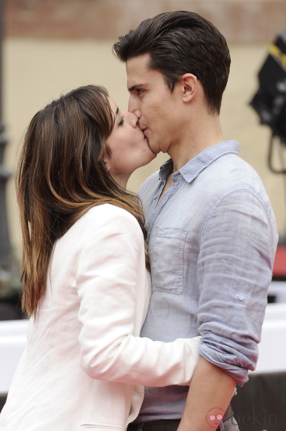 Álex González y Adriana Ugarte besándose en el Festival de Málaga 2013