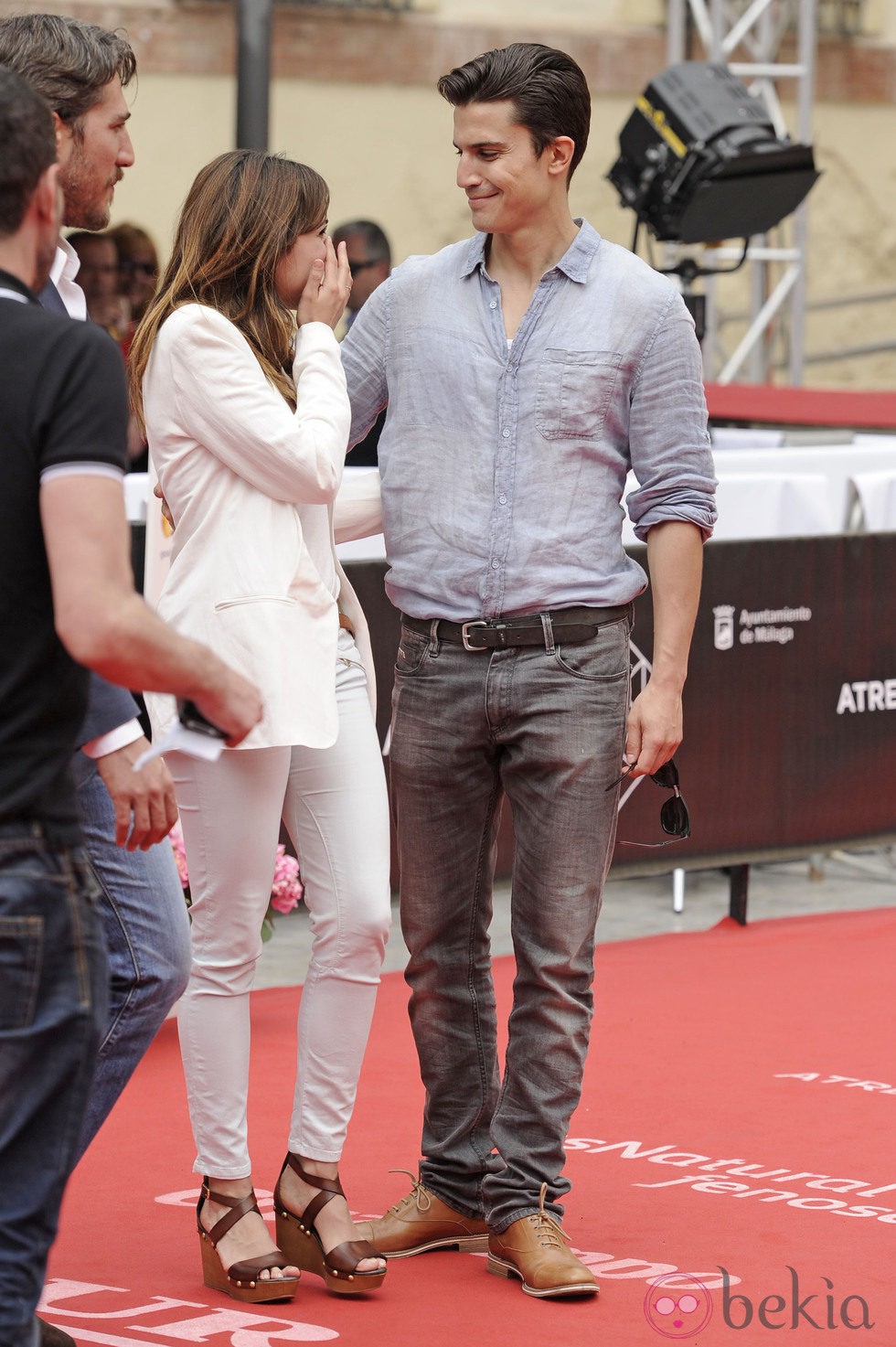 Adriana Ugarte se ríe tras besar a Álex González en el Festival de Málaga 2013
