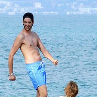 Santiago Trancho bromea junto a Ana Fernández en las playas de Málaga