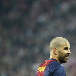 Gerard Piqué con el pelo rapado en un partido