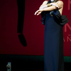 Candela Peña recoge su premio en el Festival de Málaga con la boca tapada