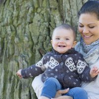 Estela de Suecia y la Princesa Victoria posan por primavera