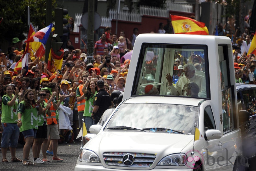 Benedicto XVI pasea por Madrid en el 'Papa Móvil'