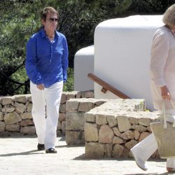 Raphael y Natalia Figueroa visitan a la Duquesa de Alba en Ibiza