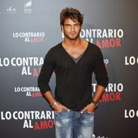 Maxi Iglesias en el estreno de 'Lo contrario al amor' en Madrid