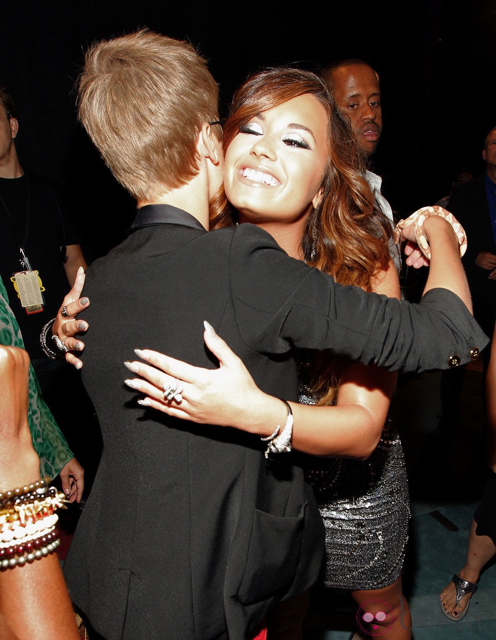 Justin Bieber y Demi Lovato se abrazan en los MTV Video Music Awards 2011