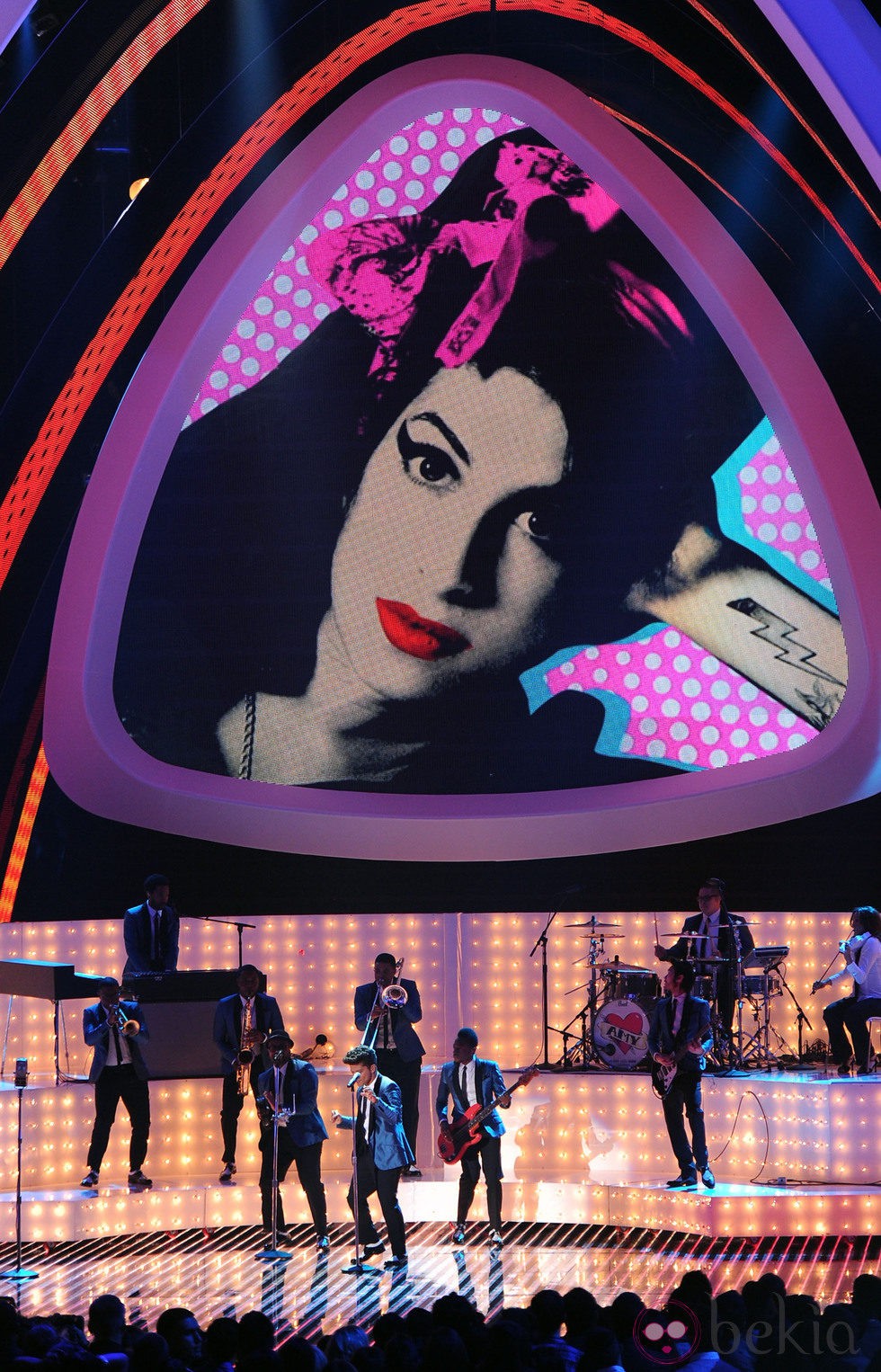 Bruno Mars homenajea a Amy Winehouse en los VMA 2011
