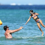 Hugh Jackman juega con su hija Ava en Saint-Tropez