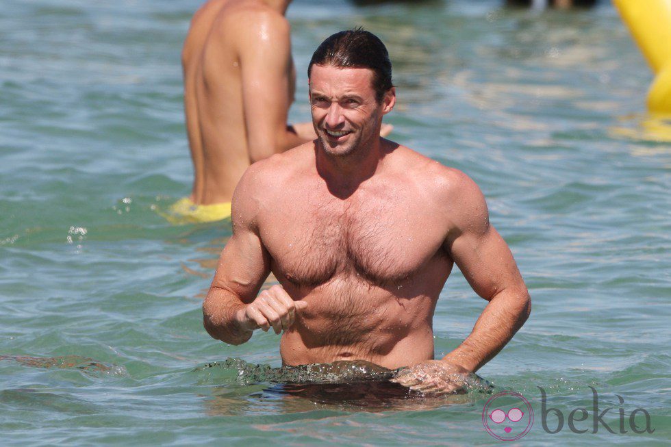 Hugh Jackman presume de torso desnudo bañándose en el mar en Saint-Tropez