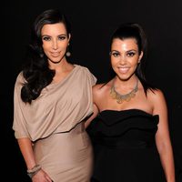 Kim y Kourtney Kardashian en la fiesta de recién casados de Kim Kardashian y Kris Humphries