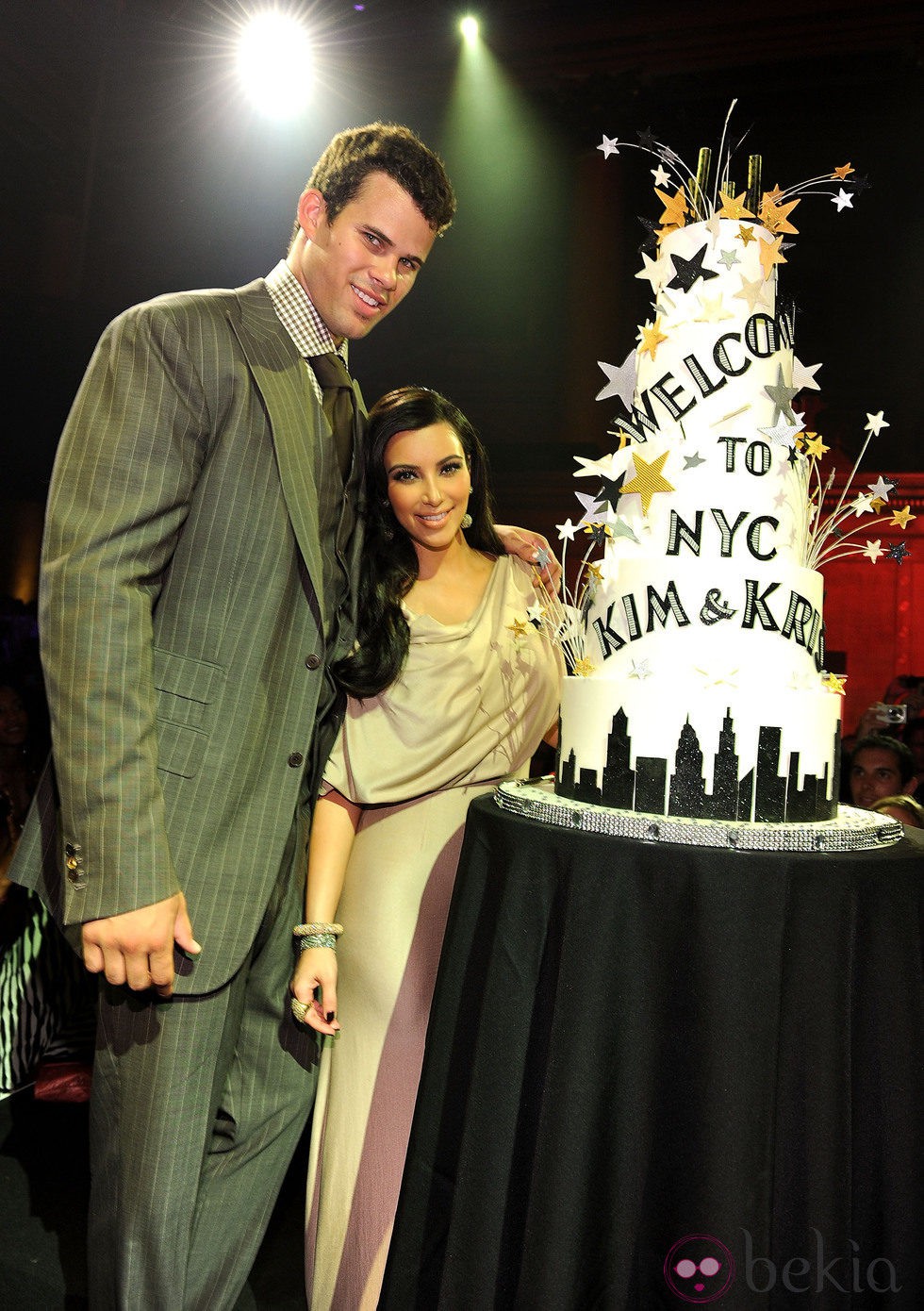Kim Kardashian y Kris Humphries con la tarta de su fiesta de recién casados