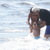 Flavio Briatore y Elisabetta Gregoraci saltan olas con su hijo en Italia