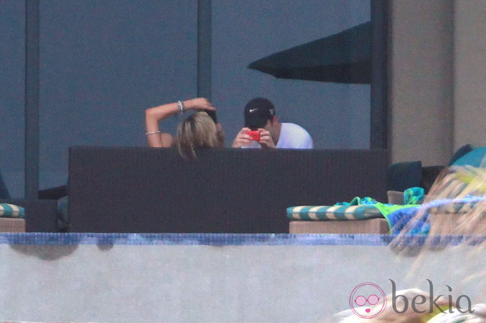 Nick Jonas fotografía a su novia, Delta Goodrem