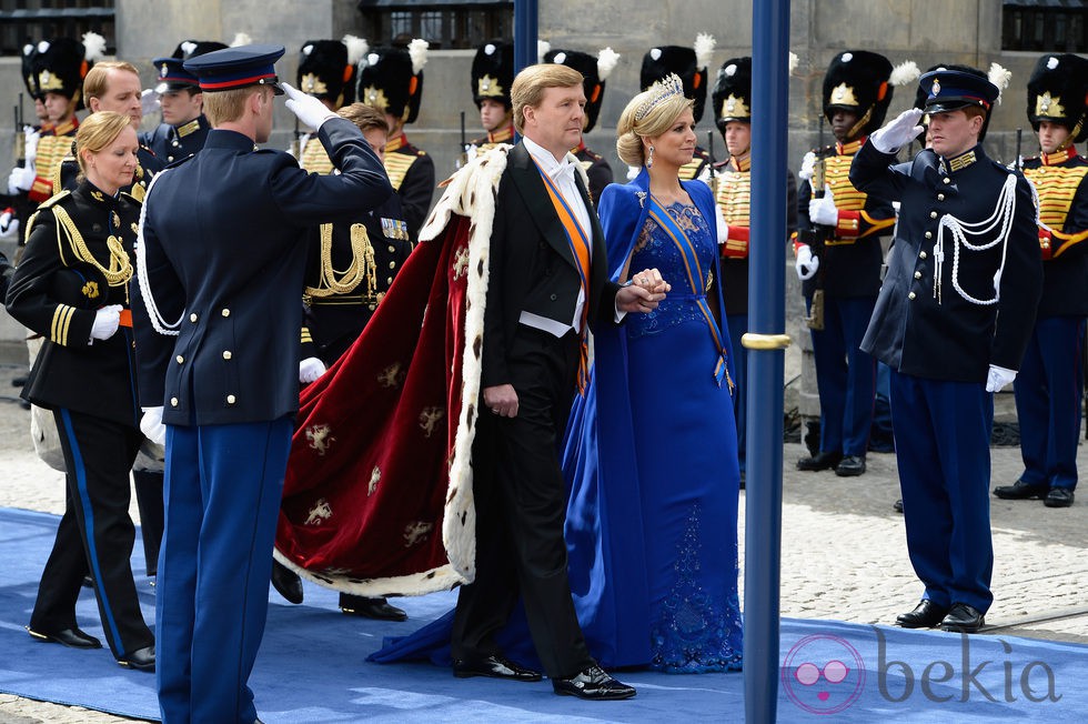 Los Reyes Guillermo y Máxima de Holanda a su llegada a la iglesia de Nieuwe Kerk
