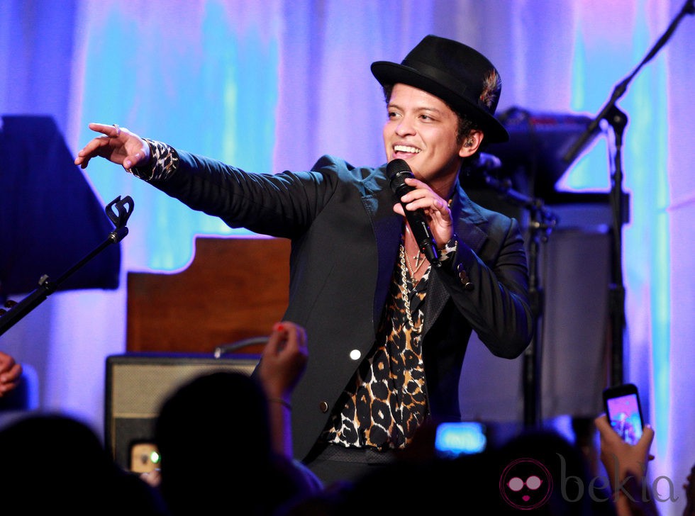 Bruno Mars en la 16ª gala de Investigación del Cáncer de Mujeres