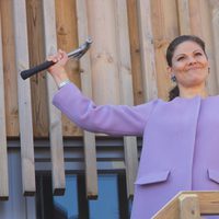 Victoria de Suecia inaugura un edificio a martillazos