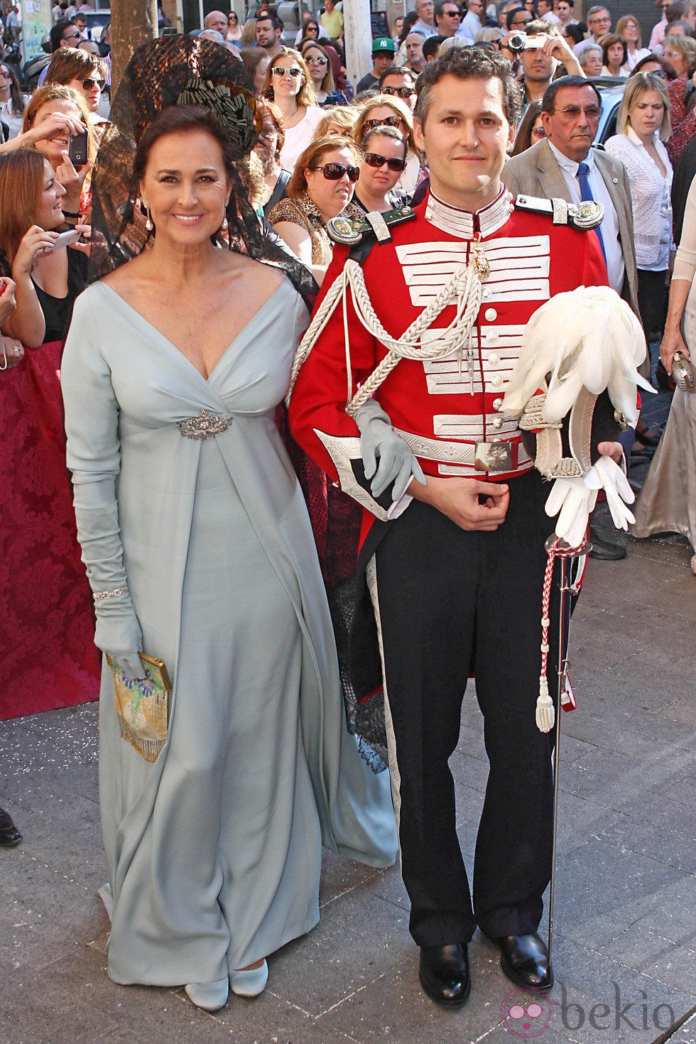 Fernando Solís en su boda con su madre Carmen Tello