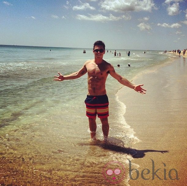 Tom Daley con el torso desnudo en una playa de Florida