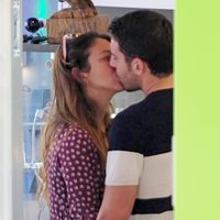 Blanca Suárez y Miguel Ángel Silvestre besándose durante un paseo por Madrid
