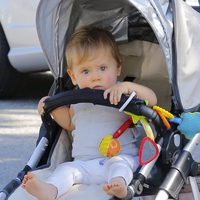 India Rose Hemsworth paseando en carricoche