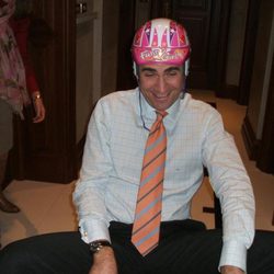El Príncipe Felipe en triciclo con un casco de "funny girl"