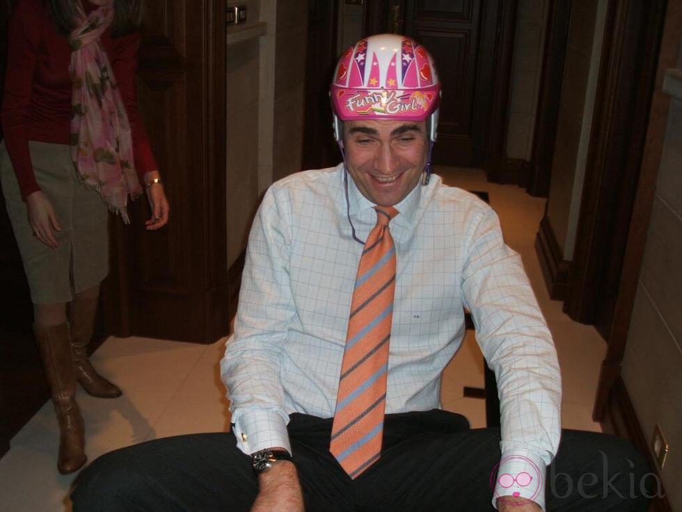 El Príncipe Felipe en triciclo con un casco de 