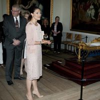 Victoria de Suecia inaugura una exposición sobre el bautizo de la Princesa Estela