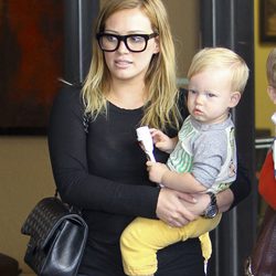 Hillary Duff llevando en brazos a su hijo Luca