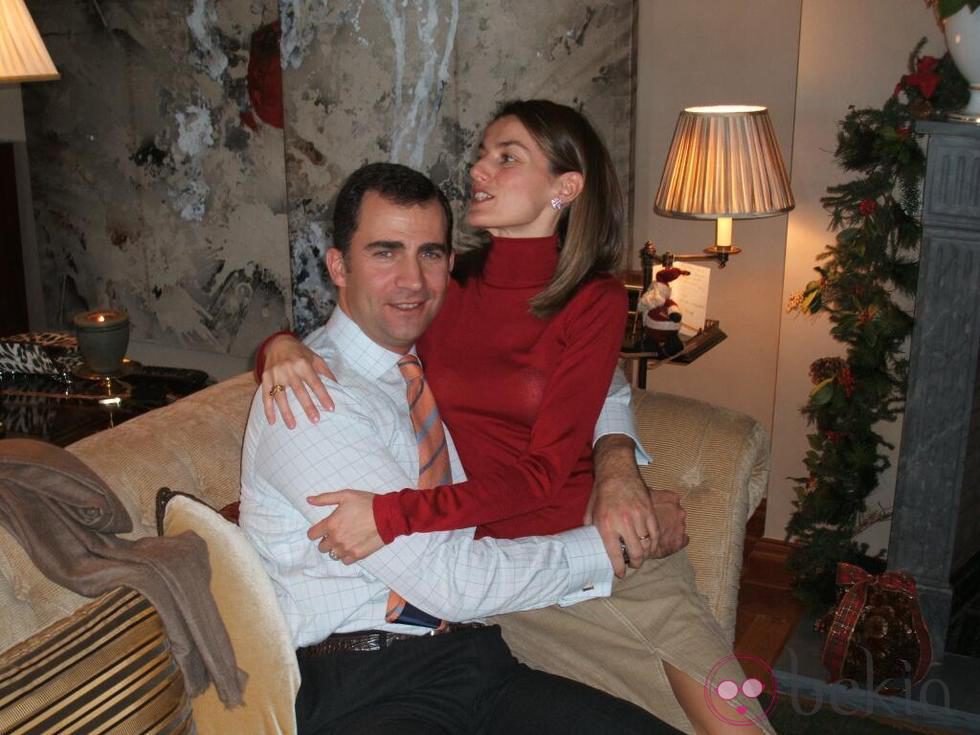 Los Príncipes Felipe y Letizia abrazados en la navidad de 2004