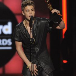 Justin Bieber recogiendo uno de sus Billboard Music Awards 2013