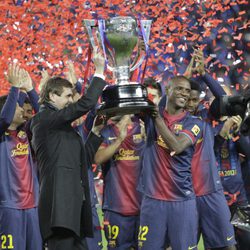 Tito Vilanova y Eric Abidal levantan la copa que acredita al Barça como campón de Liga 2013
